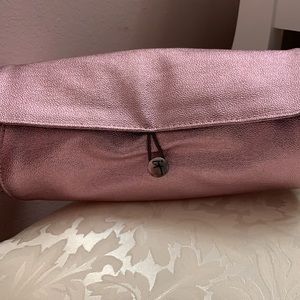 It cosmetic bag holder for brushes and makeup